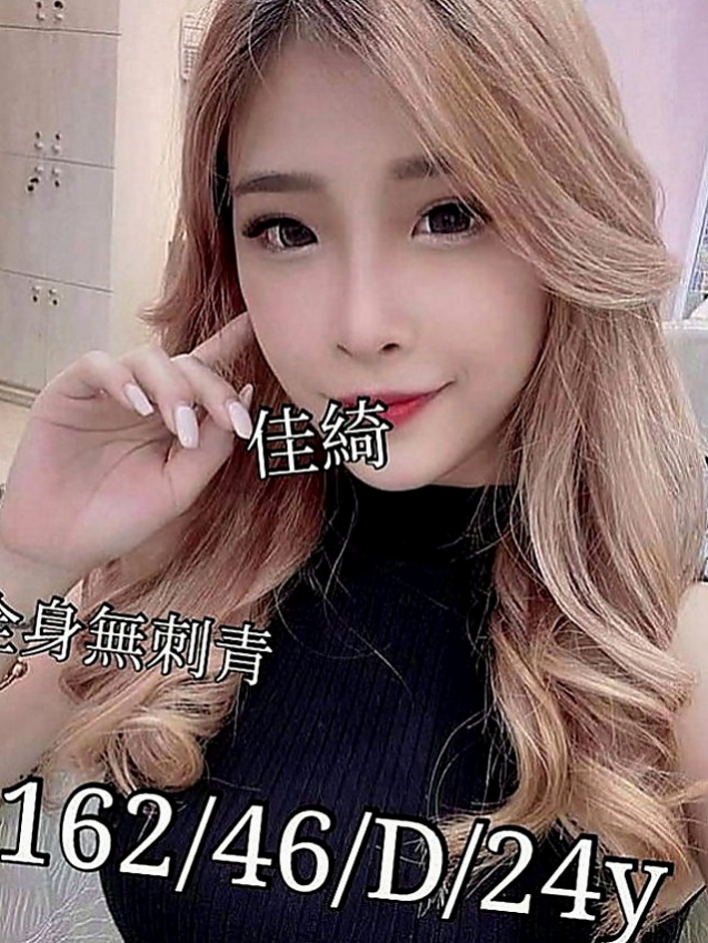 萬華外約服務：貝卡 |雙飛姐妹花|167cm|45kg|E罩杯|24歲|欲女控 淫蕩 風騷 櫻桃小嘴吸舔肉棒很有一套  水水很多，特別敏感的女人，騷穴需要你的填充哦